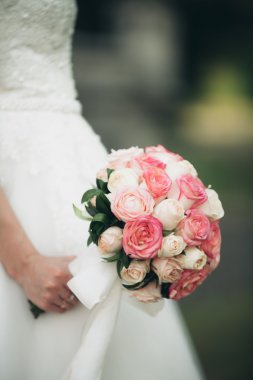 Farklı çiçeklerden oluşan lüks bir düğün buketi.