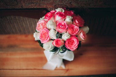 Farklı çiçeklerden oluşan lüks bir düğün buketi.