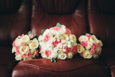 Farklı çiçeklerden oluşan lüks bir düğün buketi.