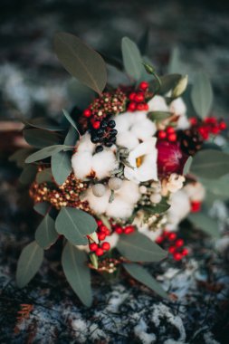 Farklı çiçeklerden oluşan lüks bir düğün buketi.