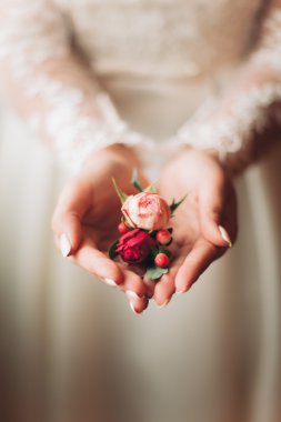 Farklı çiçeklerden oluşan lüks bir düğün buketi.