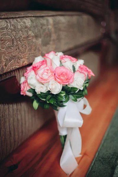 Maravilloso ramo de boda de lujo de diferentes flores — Foto de Stock