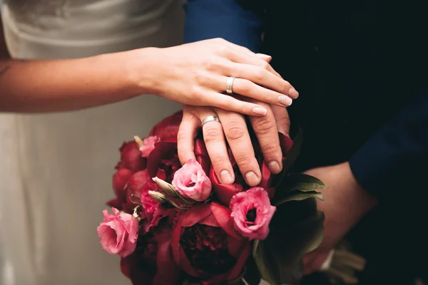 Prachtige luxe bruiloft boeket van verschillende bloemen — Stockfoto