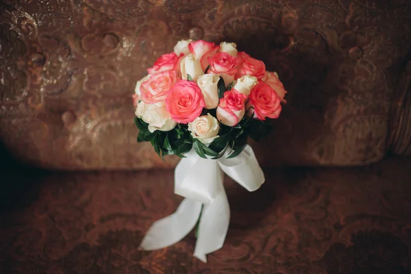 Maravilhoso bouquet de casamento de luxo de flores diferentes — Fotografia de Stock