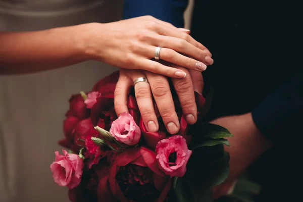 Wunderbarer luxuriöser Hochzeitsstrauß aus verschiedenen Blumen — Stockfoto