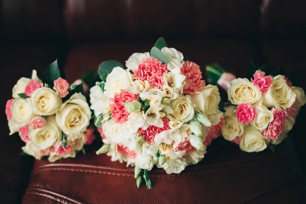 Maravilhoso bouquet de casamento de luxo de flores diferentes — Fotografia de Stock