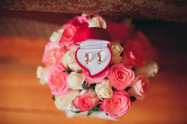 Maravilloso ramo de boda de lujo de diferentes flores — Foto de Stock