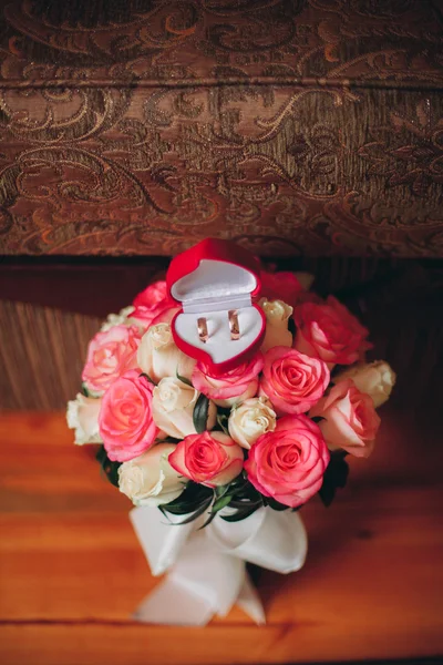 Underbar lyx bröllop bukett av olika blommor — Stockfoto