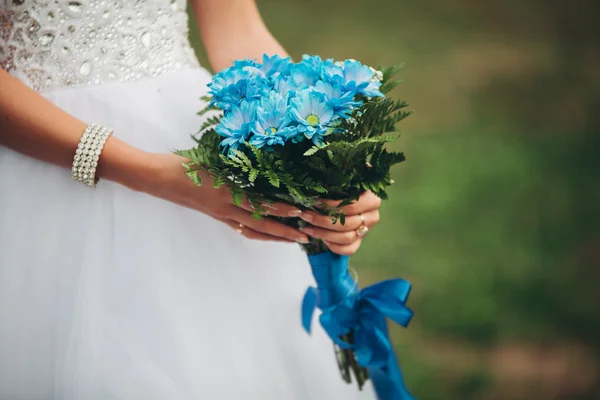 Maravilloso ramo de boda de lujo de diferentes flores —  Fotos de Stock