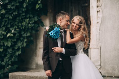 Mutlu düğün kaç sarılma ve birbirlerine arka plan güzel bitkiler kale üzerinde gülümseyen