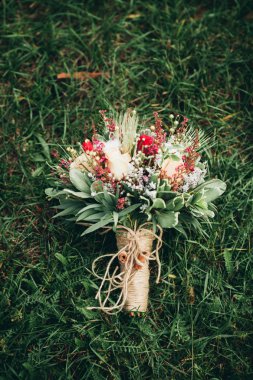 Farklı çiçeklerden oluşan lüks bir düğün buketi.