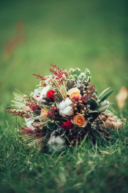 Farklı çiçeklerden oluşan lüks bir düğün buketi.