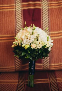 Farklı çiçeklerden oluşan lüks bir düğün buketi.