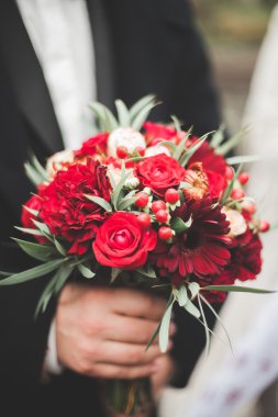 Farklı çiçeklerden oluşan lüks bir düğün buketi.