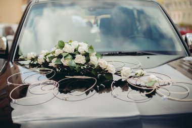 Farklı çiçeklerden oluşan lüks bir düğün buketi.