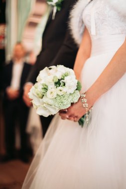 Farklı çiçeklerden oluşan lüks bir düğün buketi.