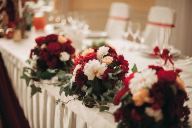 Farklı çiçeklerden oluşan lüks bir düğün buketi.