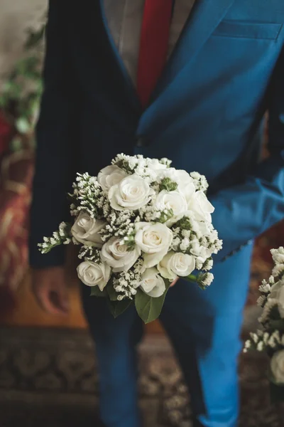 Чудовий розкішний весільний букет з різних квітів — стокове фото