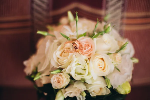 Wunderbarer luxuriöser Hochzeitsstrauß aus verschiedenen Blumen — Stockfoto