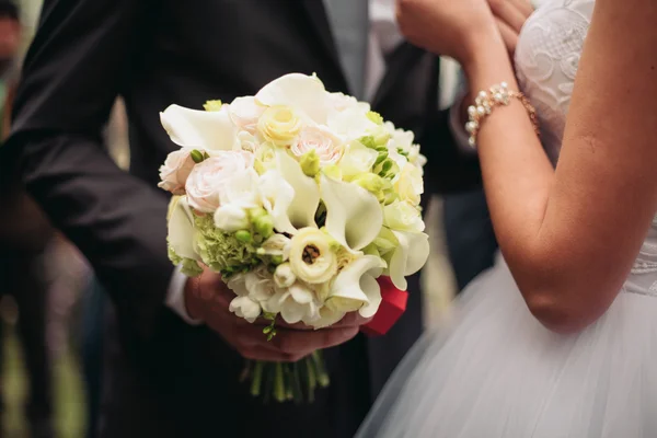 Maravilhoso bouquet de casamento de luxo de flores diferentes — Fotografia de Stock