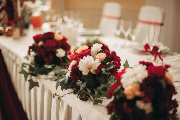 異なる花の素晴らしい豪華な結婚式の花束 — ストック写真