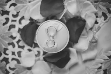 Onlara yakın şık dekorasyonu ile lüks alyans