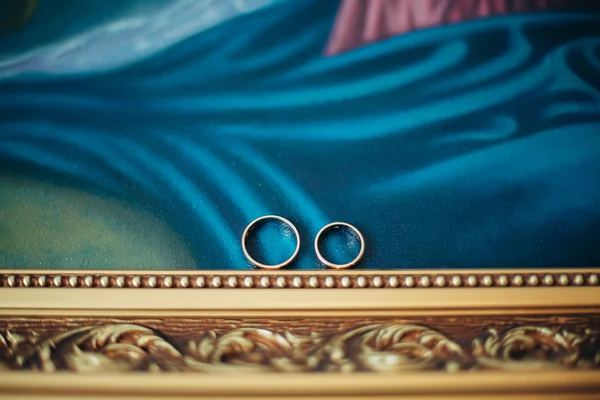 Luxus-Eheringe mit stilvoller Dekoration in ihrer Nähe — Stockfoto