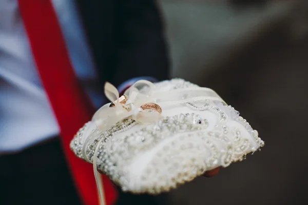 Anéis de casamento de luxo com decoração elegante perto deles — Fotografia de Stock