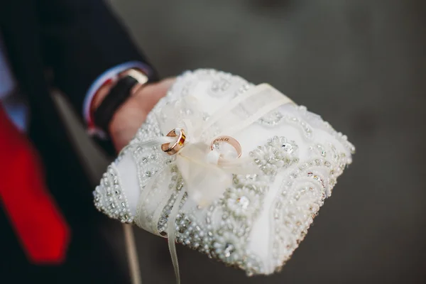 近くにスタイリッシュな装飾と豪華な結婚指輪 — ストック写真