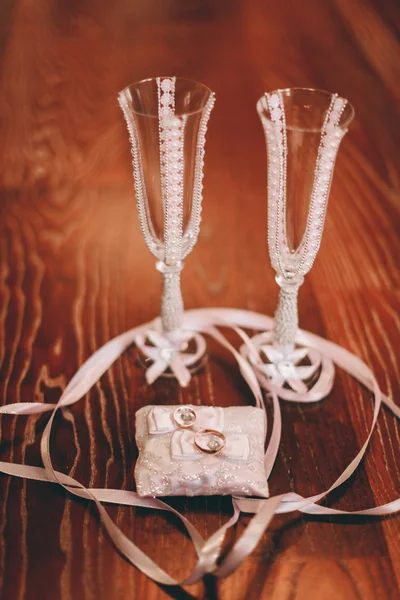 Luxury wedding rings with stylish decoration near them — Stock Photo, Image