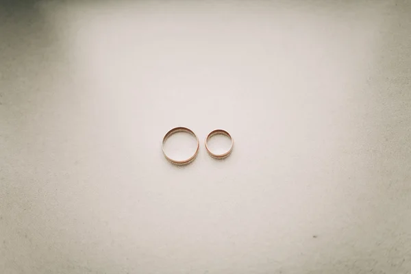그들이 근처 세련 된 장식으로 럭셔리 결혼 반지 — 스톡 사진