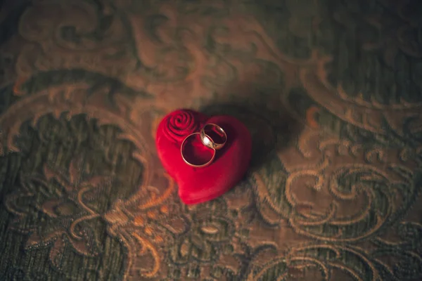 Anillos de boda de lujo con una decoración elegante cerca de ellos — Foto de Stock