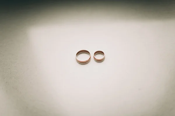 Luxusní snubní prsteny s elegantní výzdobou nedaleko je — Stock fotografie