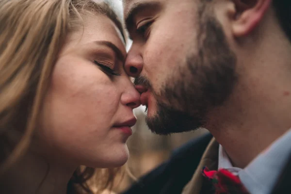 Casal de conto de fadas romântico casal beijando e abraçando na floresta de pinheiros perto de carro retro . — Fotografia de Stock