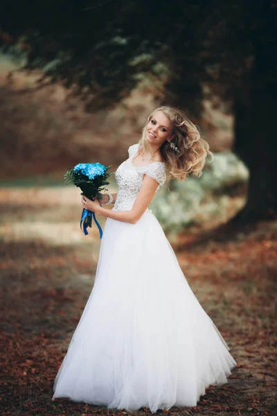 Lujoso retrato de novia rubia con ramo de novia en otoño — Foto de Stock