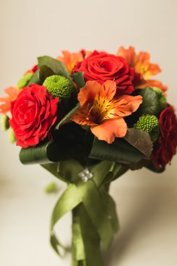 Güzel lüks düğün buket kırmızı çiçek