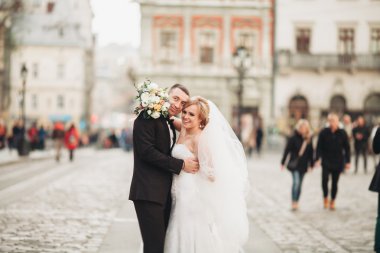 Çift düğün ayakta ve eski şehrin sokaklarında öpüşme olduğunu