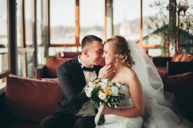 Çift düğün ayakta ve otelin öpüşme olduğunu