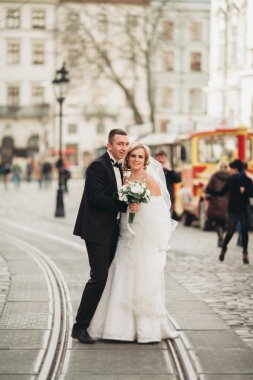 Çift düğün ayakta ve eski şehrin sokaklarında öpüşme olduğunu