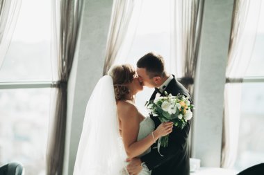 Çift düğün ayakta ve otelin öpüşme olduğunu