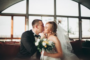 Çift düğün ayakta ve otelin öpüşme olduğunu