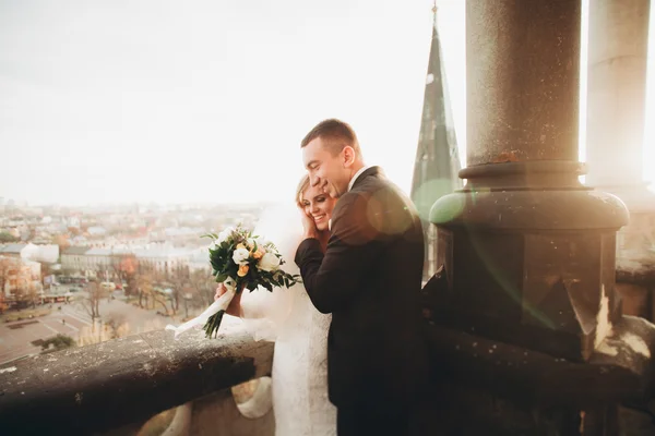 Élégant beau couple de mariage embrasser et étreindre sur fond vue panoramique sur la vieille ville — Photo