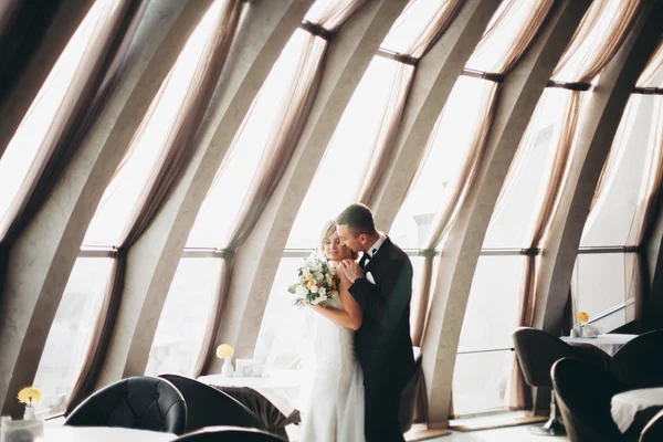 Çift düğün ayakta ve otelin öpüşme olduğunu