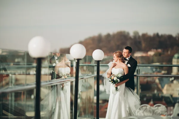 Élégant beau couple de mariage embrasser et étreindre sur fond vue panoramique sur la vieille ville — Photo