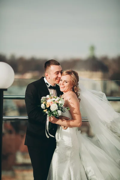 Élégant beau couple de mariage embrasser et étreindre sur fond vue panoramique sur la vieille ville — Photo