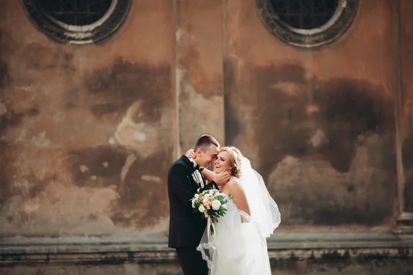 Felice matrimonio di lusso coppia è in piedi e baciare nelle strade della città vecchia — Foto Stock
