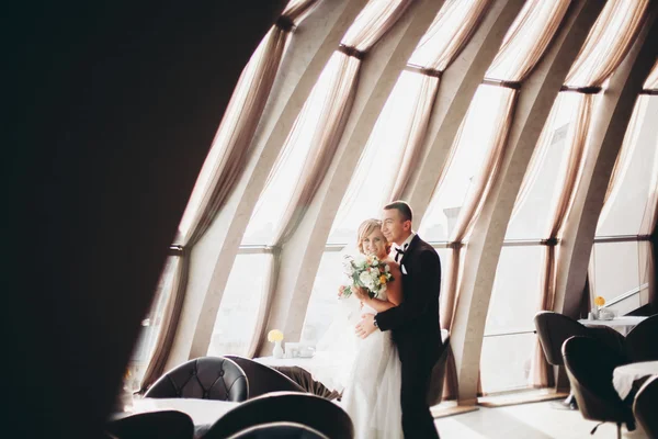 Ślub para jest stały i całując w hotelu — Zdjęcie stockowe
