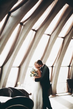 Çift düğün ayakta ve otelin öpüşme olduğunu