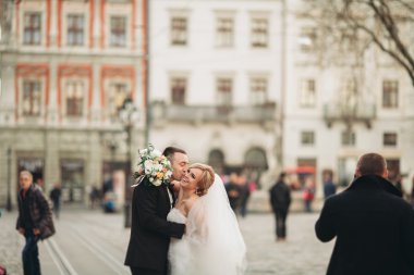 Çift düğün ayakta ve eski şehrin sokaklarında öpüşme olduğunu