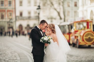 Çift düğün ayakta ve eski şehrin sokaklarında öpüşme olduğunu